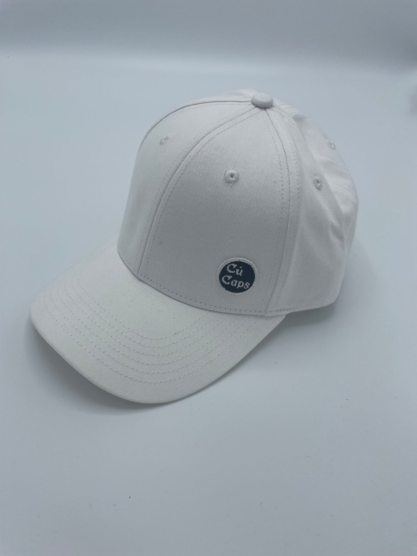 Cú Baseball Cap with small embroidered patch - Bright White